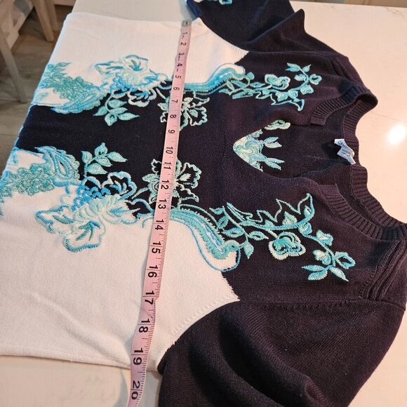 Chico's Sweater Top Tunic Medium Embroidered Pullover Kurta Blue White Floral - Picture 9 of 10